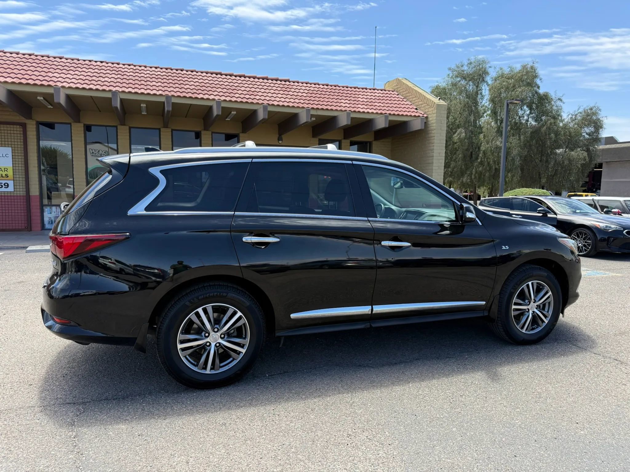 Used 2020 INFINITI QX60 Luxe w/ Essential Package FWD image 11