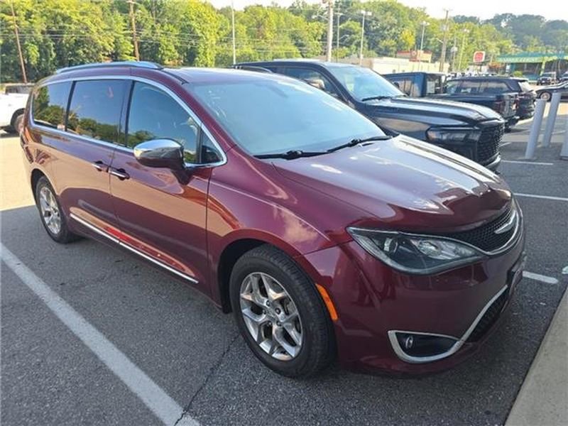 Used 2017 Chrysler Pacifica Limited image 1