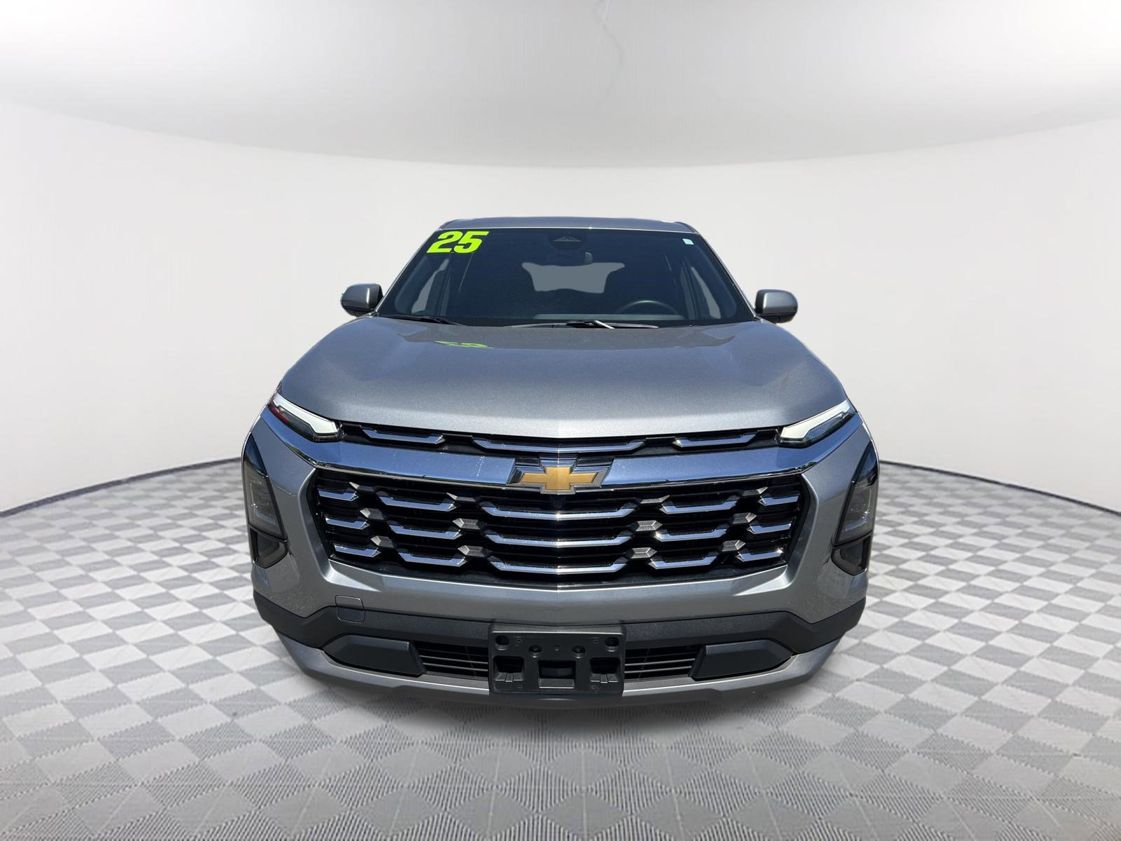 Used 2025 Chevrolet Equinox LT AWD/4WD image 2