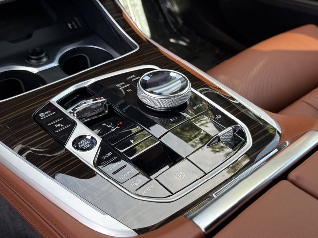 Used 2025 BMW X7 M60i image 26