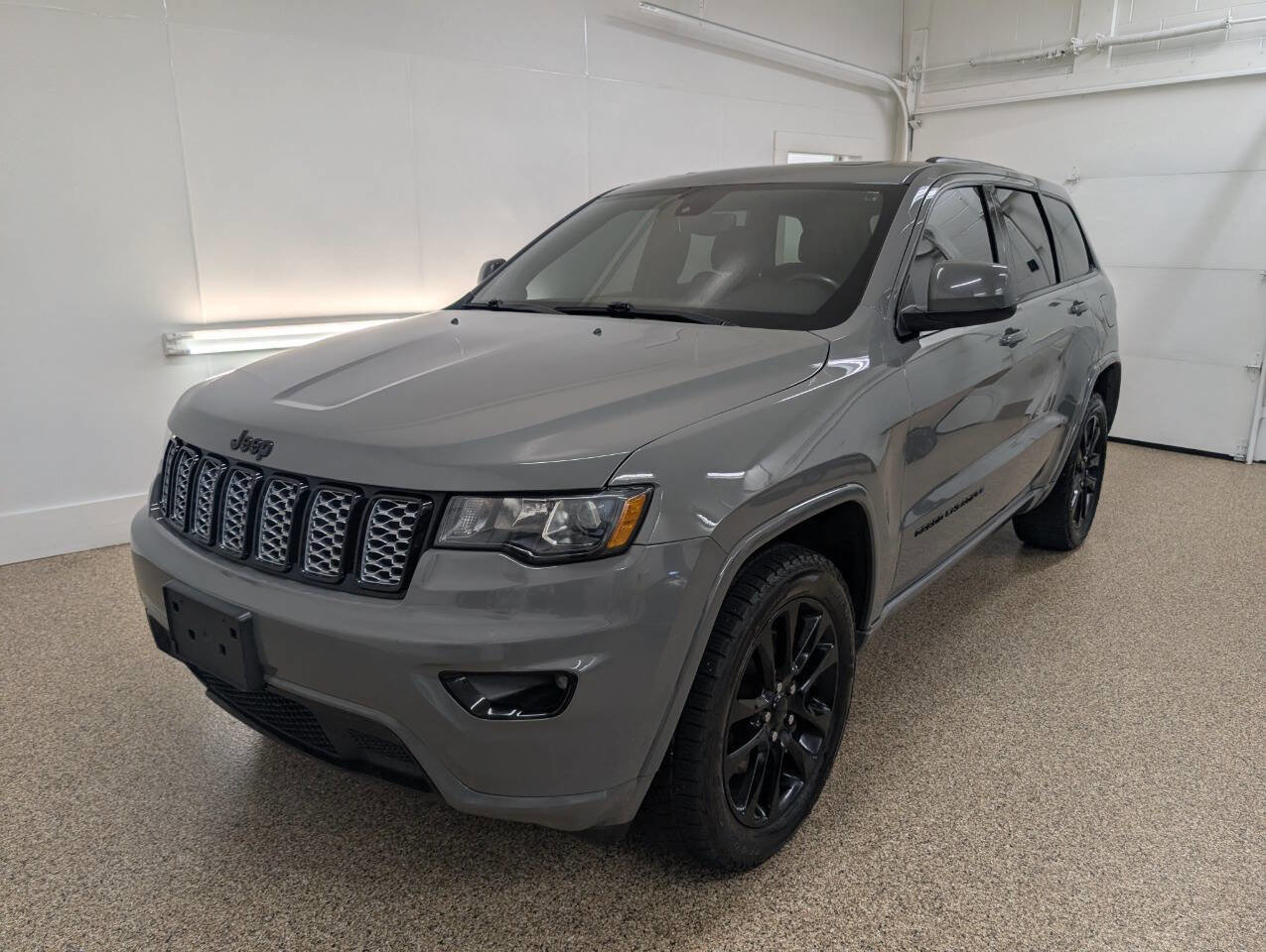 Used 2022 Jeep Grand Cherokee Altitude AWD/4WD image 2