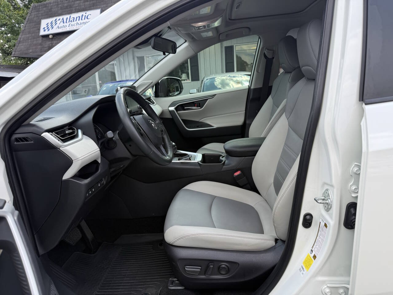 Used 2022 Toyota RAV4 XLE Premium FWD image 11