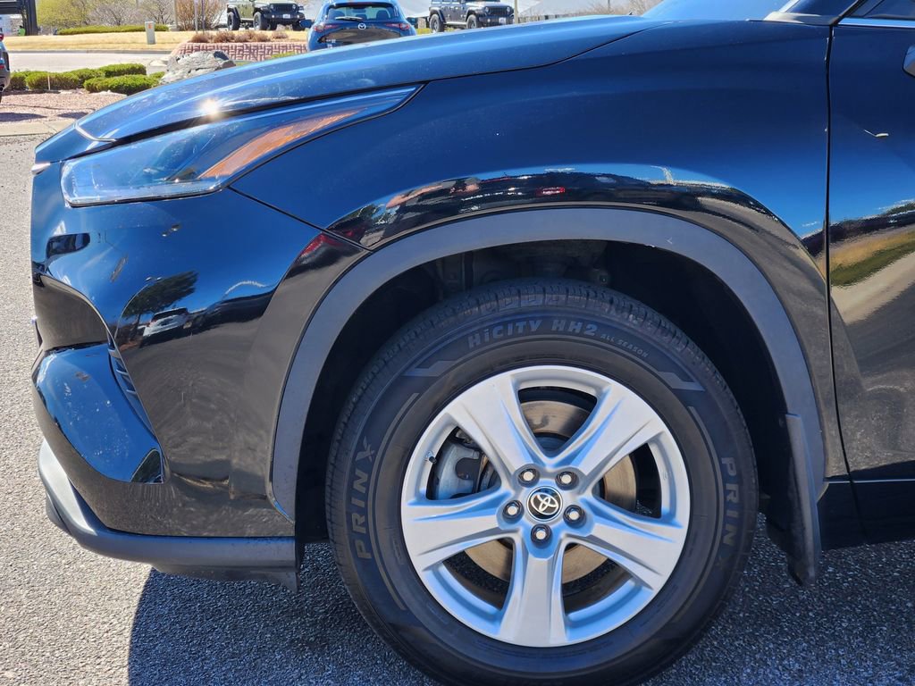 Used 2021 Toyota Highlander LE AWD/4WD image 29