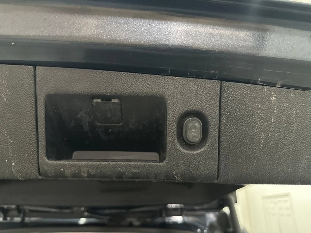 Used 2019 GMC Yukon SLT w/ Graphite Performance Edition RWD image 18
