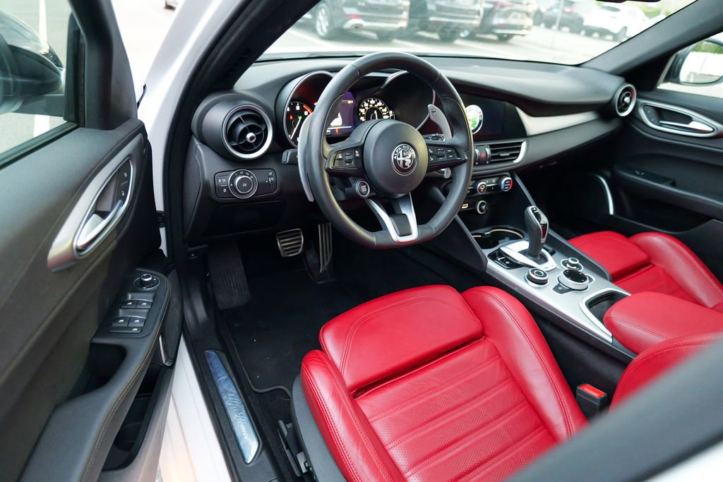 Used 2023 Alfa Romeo Giulia Veloce AWD/4WD image 17