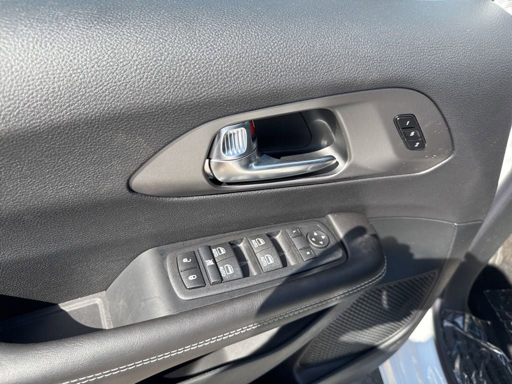 New 2027 Chrysler Pacifica Select FWD image 15