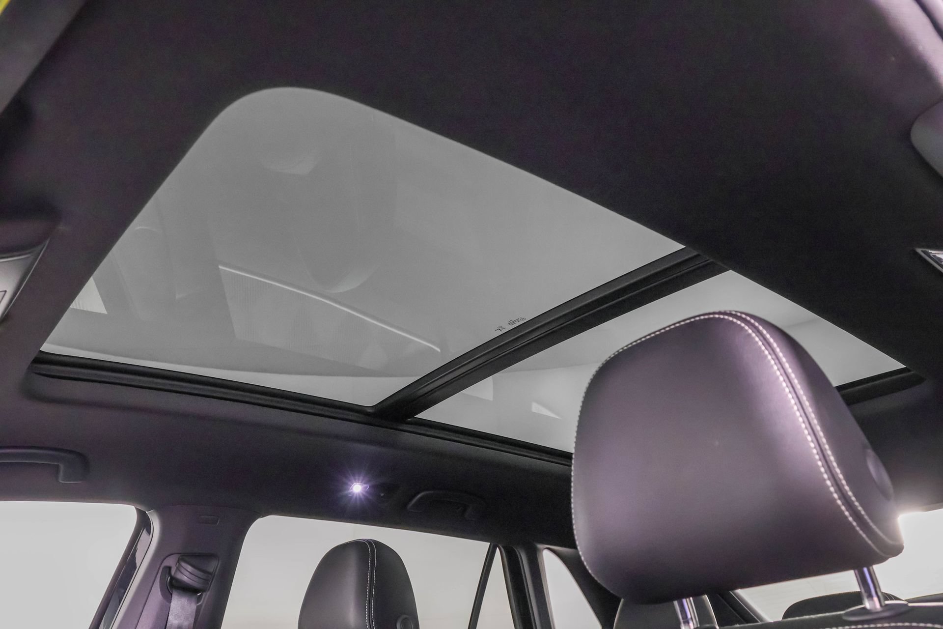 Certified 2023 Volkswagen Atlas Cross Sport SE w/ Panoramic Sunroof Package AWD/4WD image 11