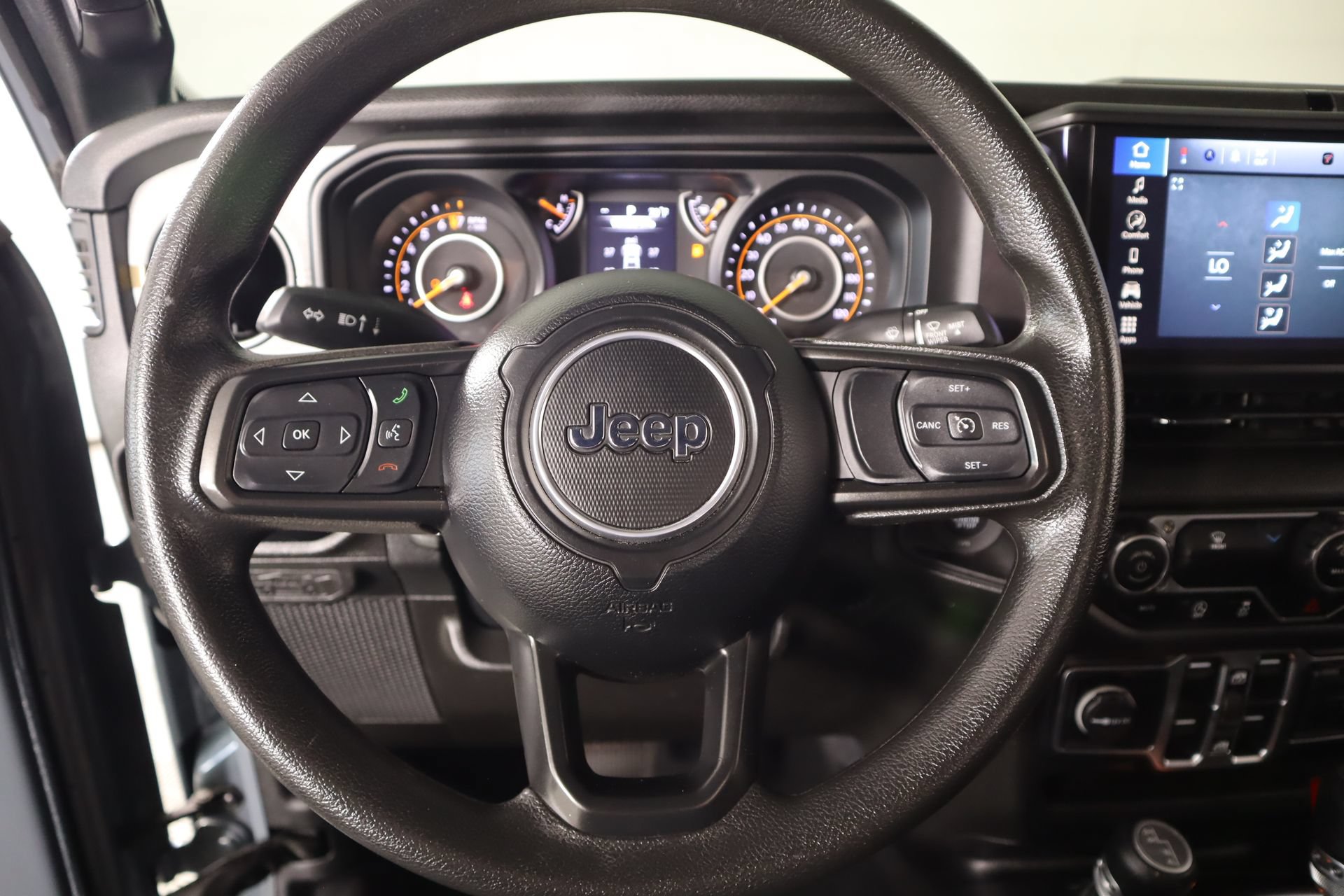 Used 2025 Jeep Gladiator Sport AWD/4WD image 3