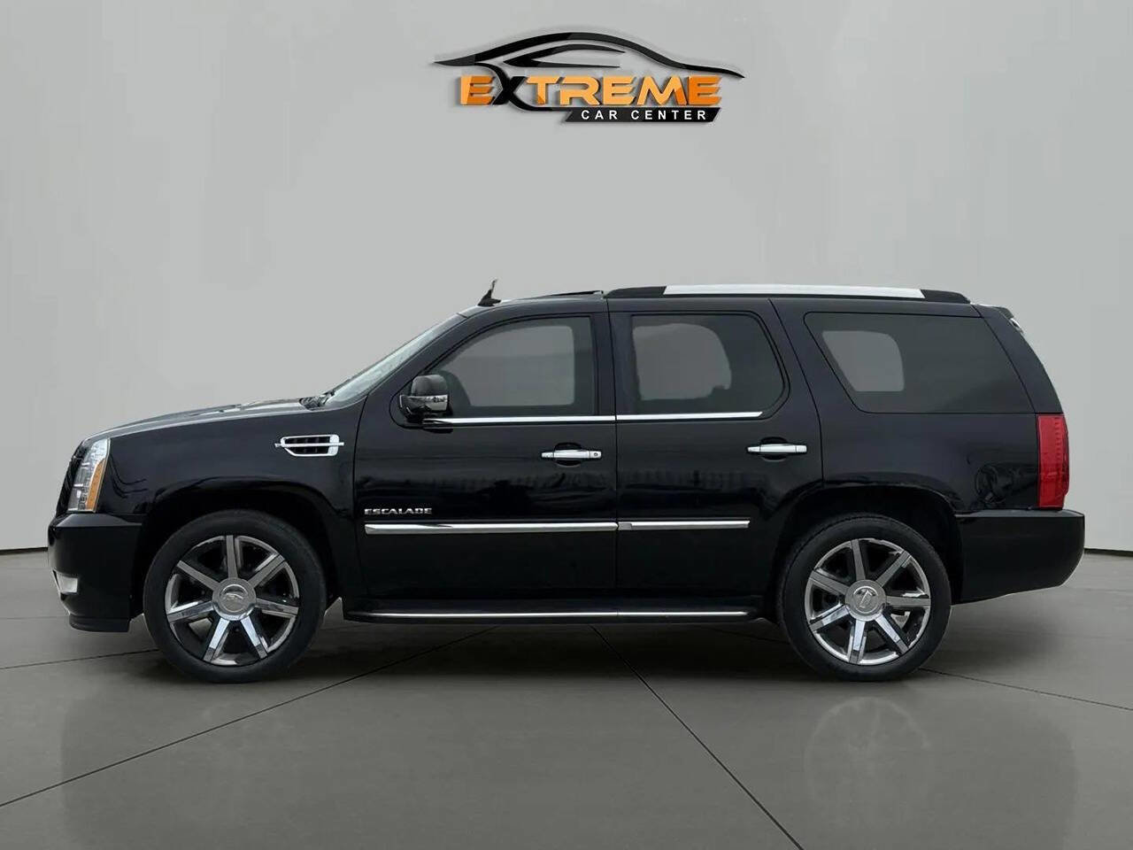 Used 2011 Cadillac Escalade Luxury AWD/4WD image 3