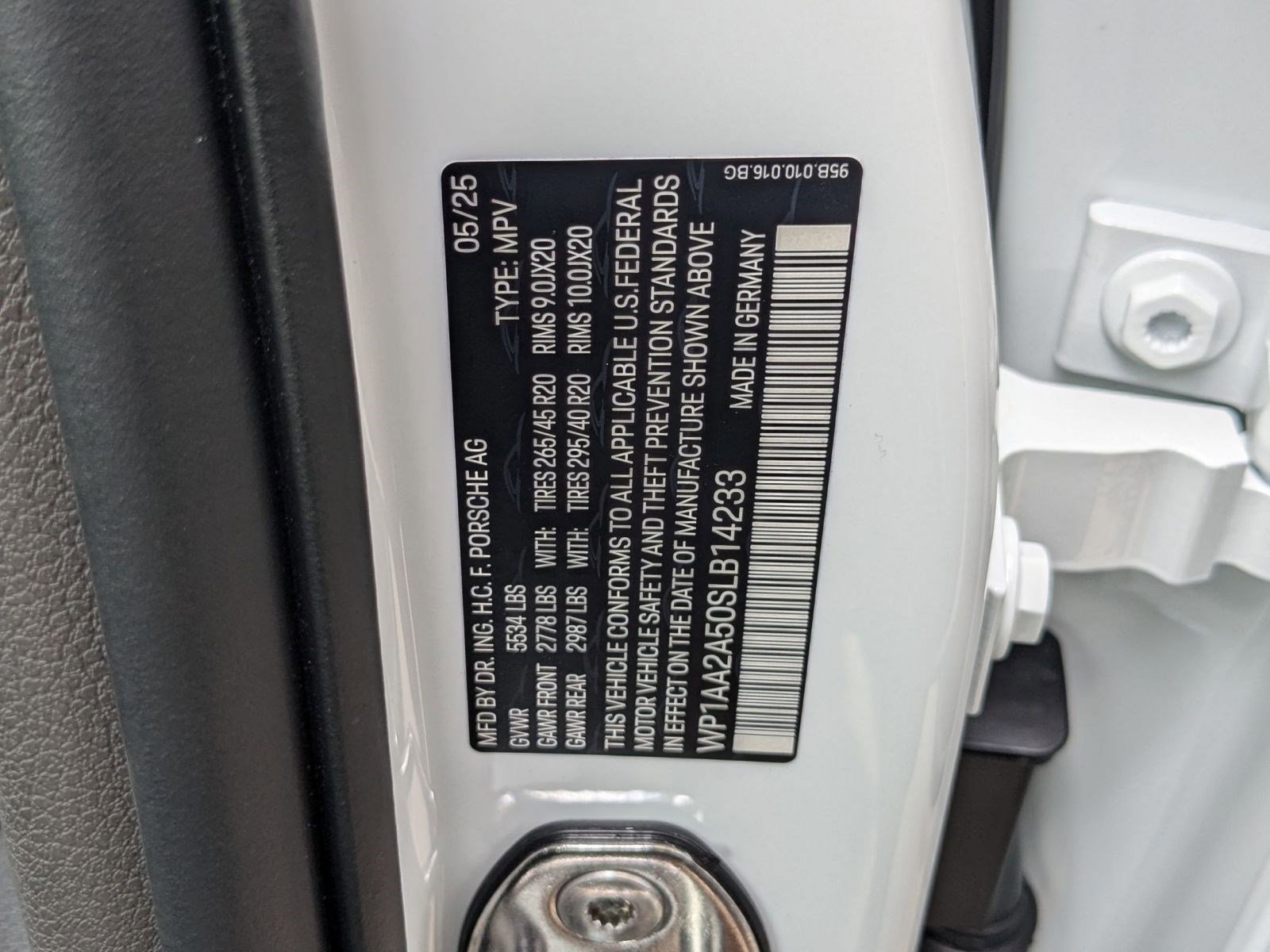 Certified 2025 Porsche Macan image 30