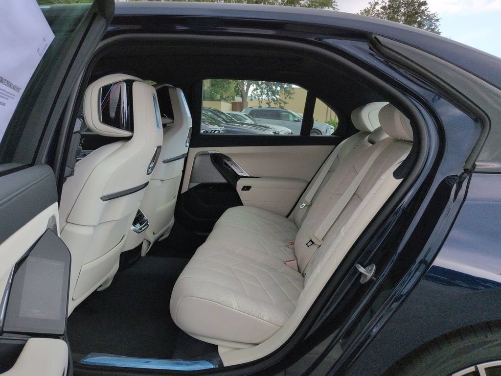 New 2026 BMW i7 xDrive60 w/ Executive Package AWD/4WD image 13