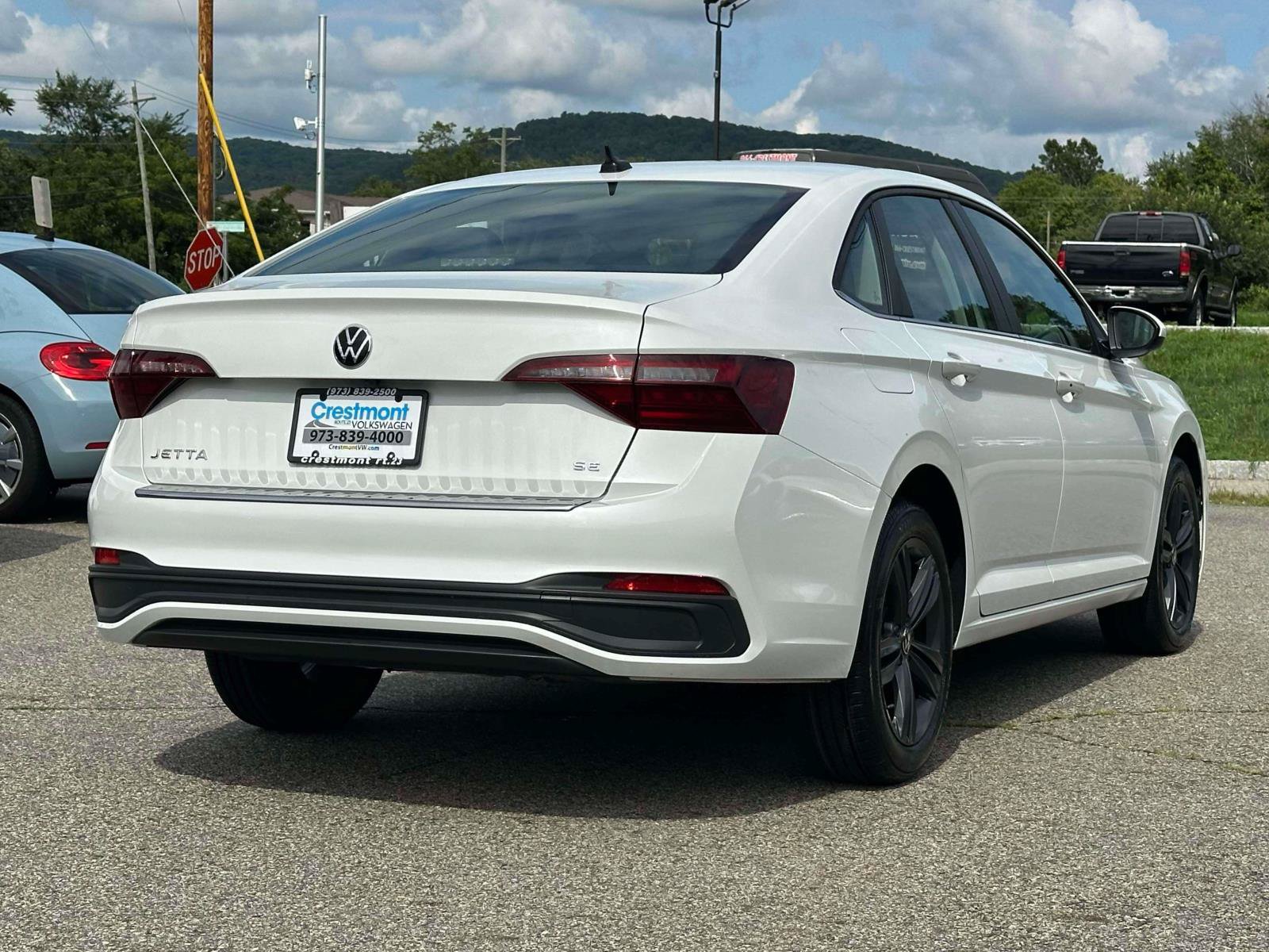 Used 2024 Volkswagen Jetta SE w/ Panoramic Sunroof Package FWD image 3