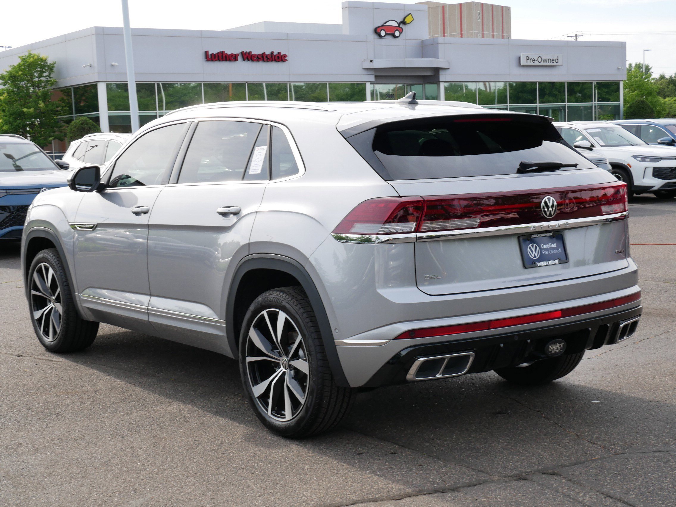 Used 2025 Volkswagen Atlas Cross Sport SEL Premium R-Line AWD/4WD image 5