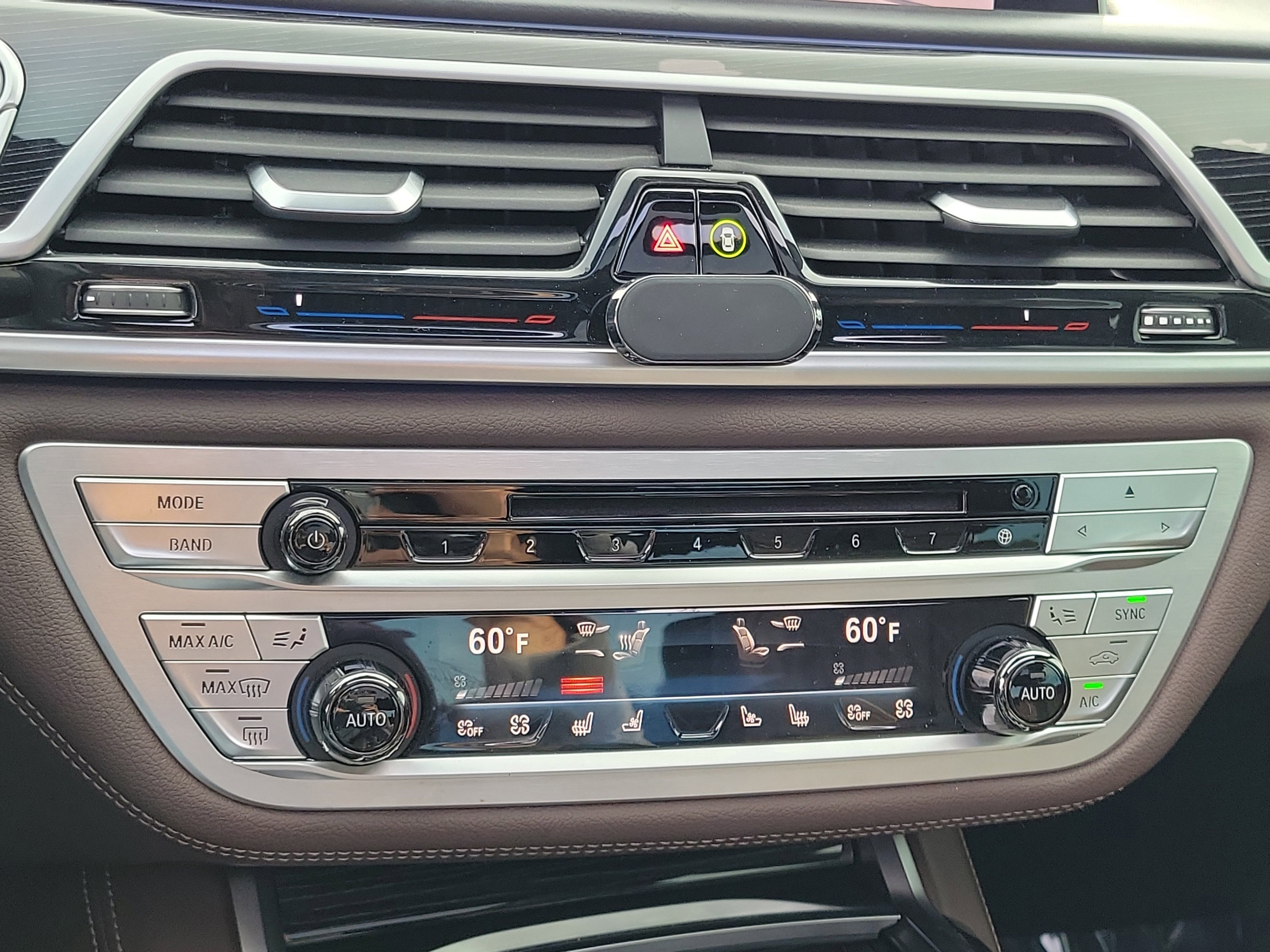 Used 2020 BMW 750i xDrive w/ Executive Package image 27