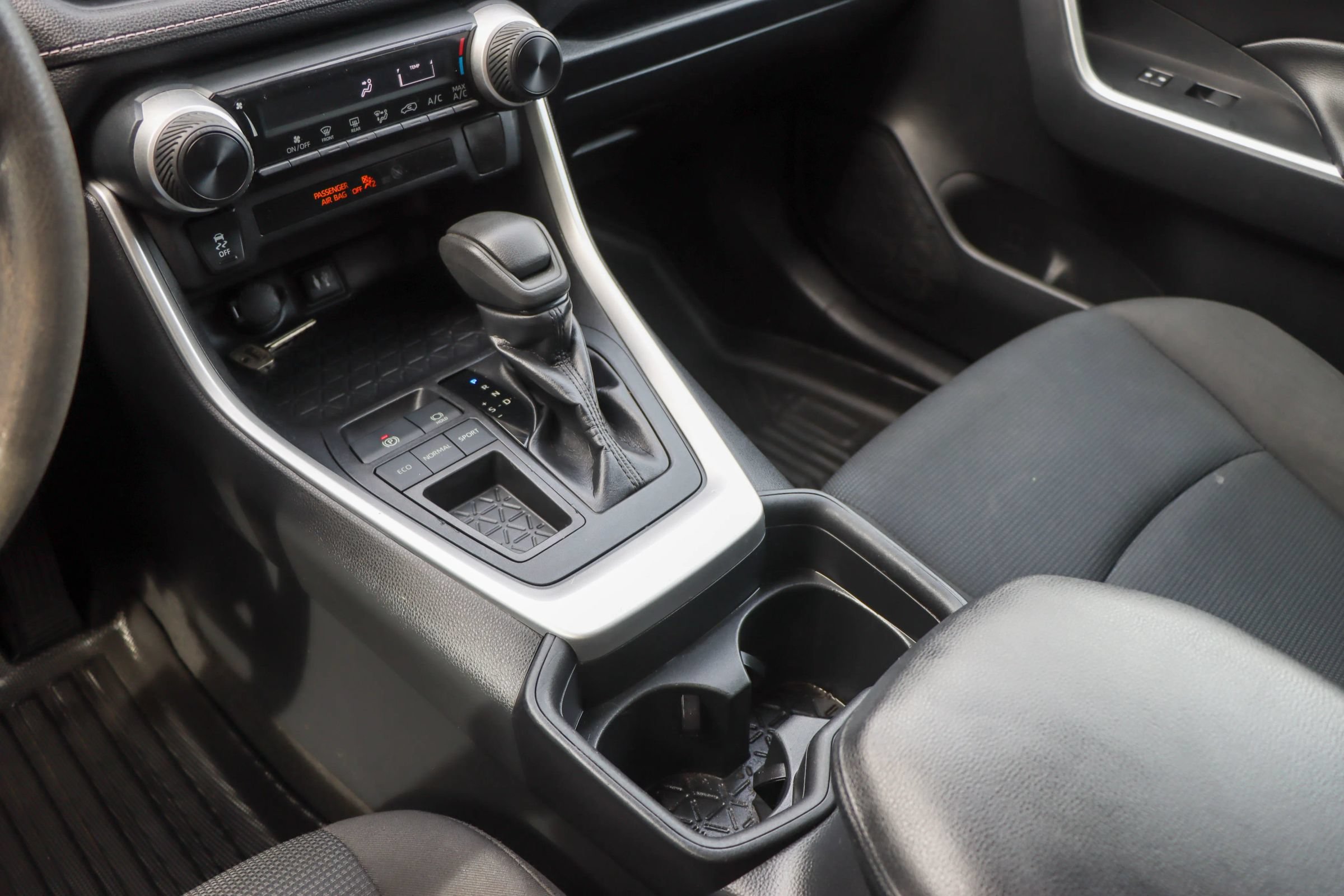 Used 2019 Toyota RAV4 LE FWD image 37