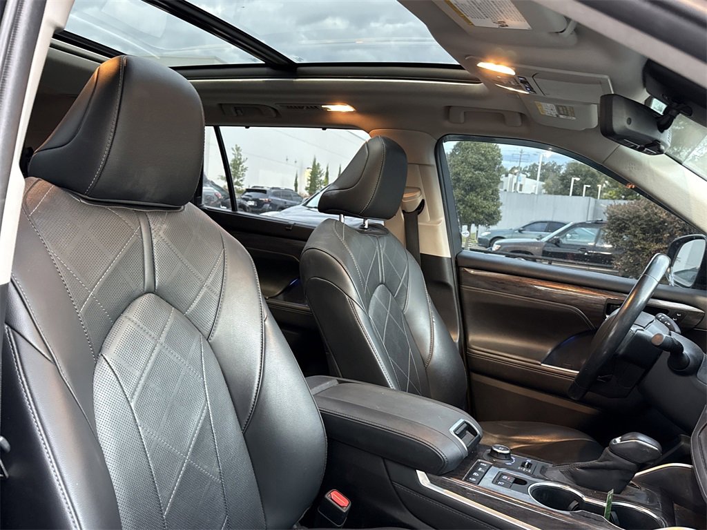 Used 2020 Toyota Highlander Platinum image 14