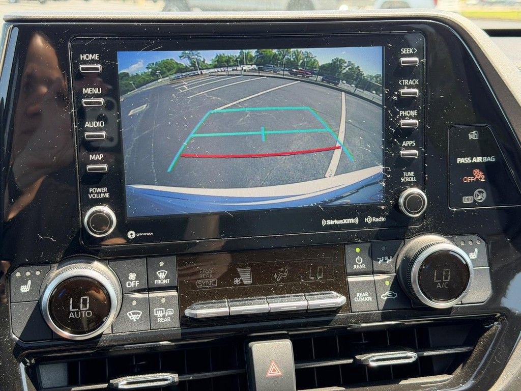 Used 2022 Toyota Highlander XLE AWD/4WD image 23