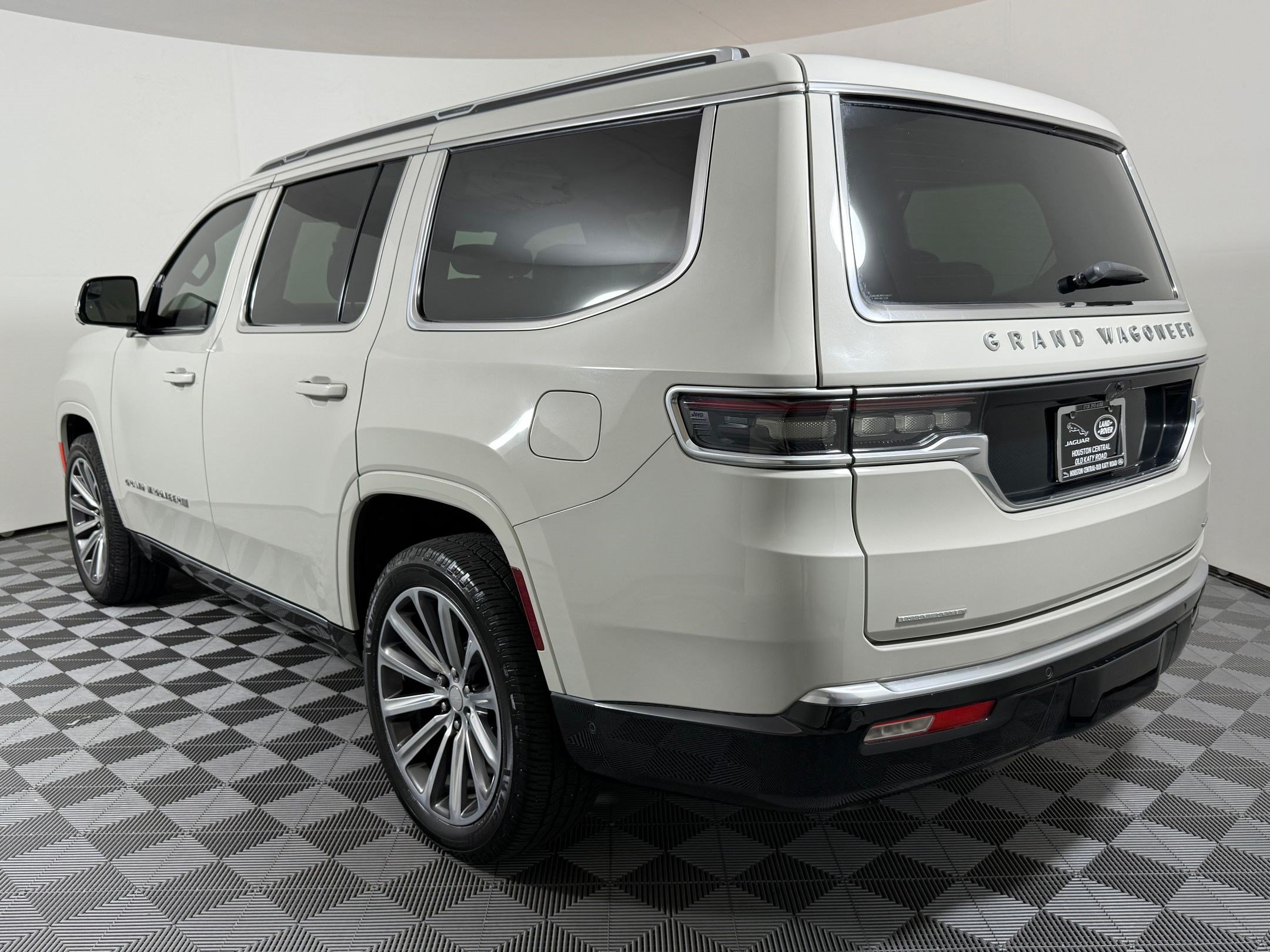 Used 2022 Jeep Grand Wagoneer Series I w/ Rear Seat Video Group 1 AWD/4WD image 3