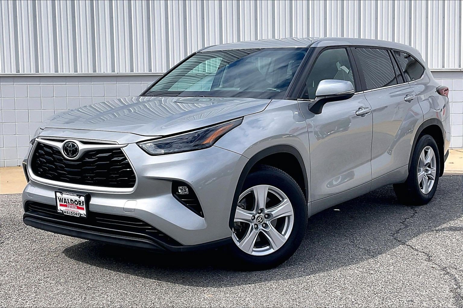 Used 2024 Toyota Highlander LE AWD/4WD image 2