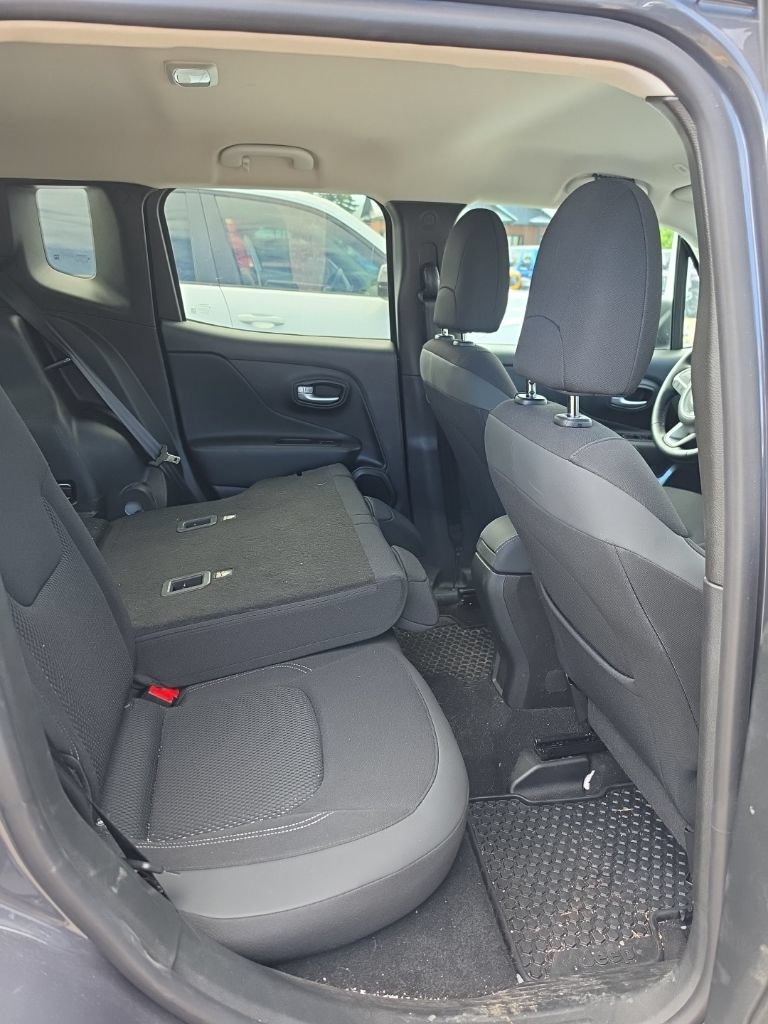 Used 2023 Jeep Renegade Latitude w/ Premium Group AWD/4WD image 9