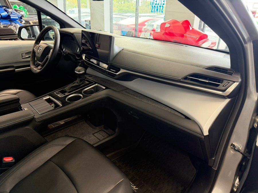 Used 2025 Toyota Sienna XSE FWD image 67
