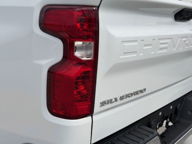 Used 2022 Chevrolet Silverado 1500 LT w/ Z71 Off-Road Package AWD/4WD image 12