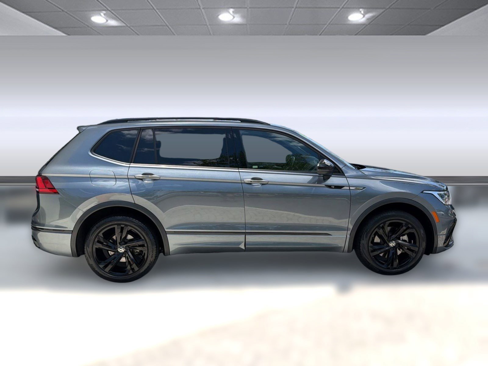 Used 2023 Volkswagen Tiguan SE R-Line image 8