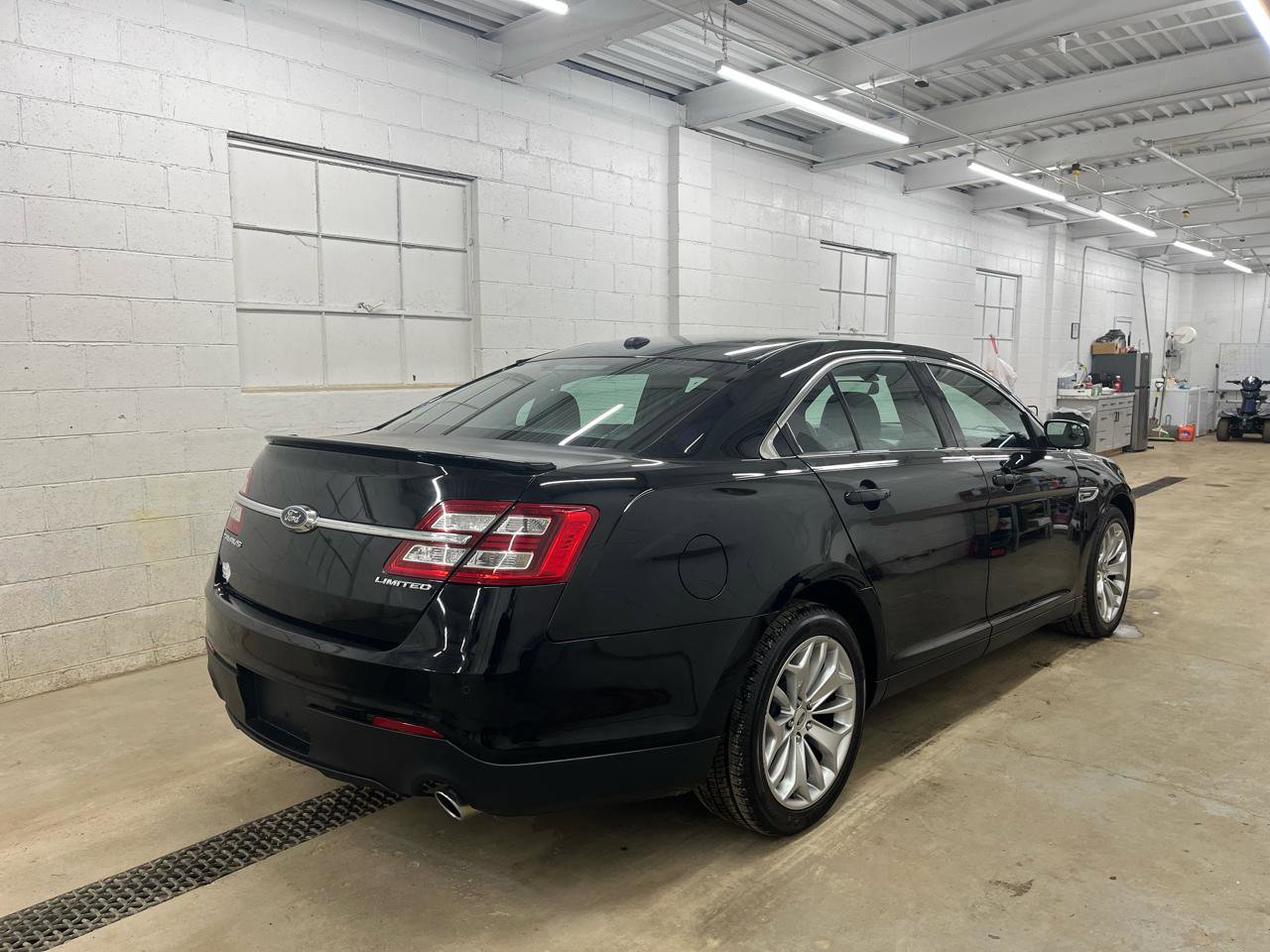 Used 2016 Ford Taurus Limited FWD image 4