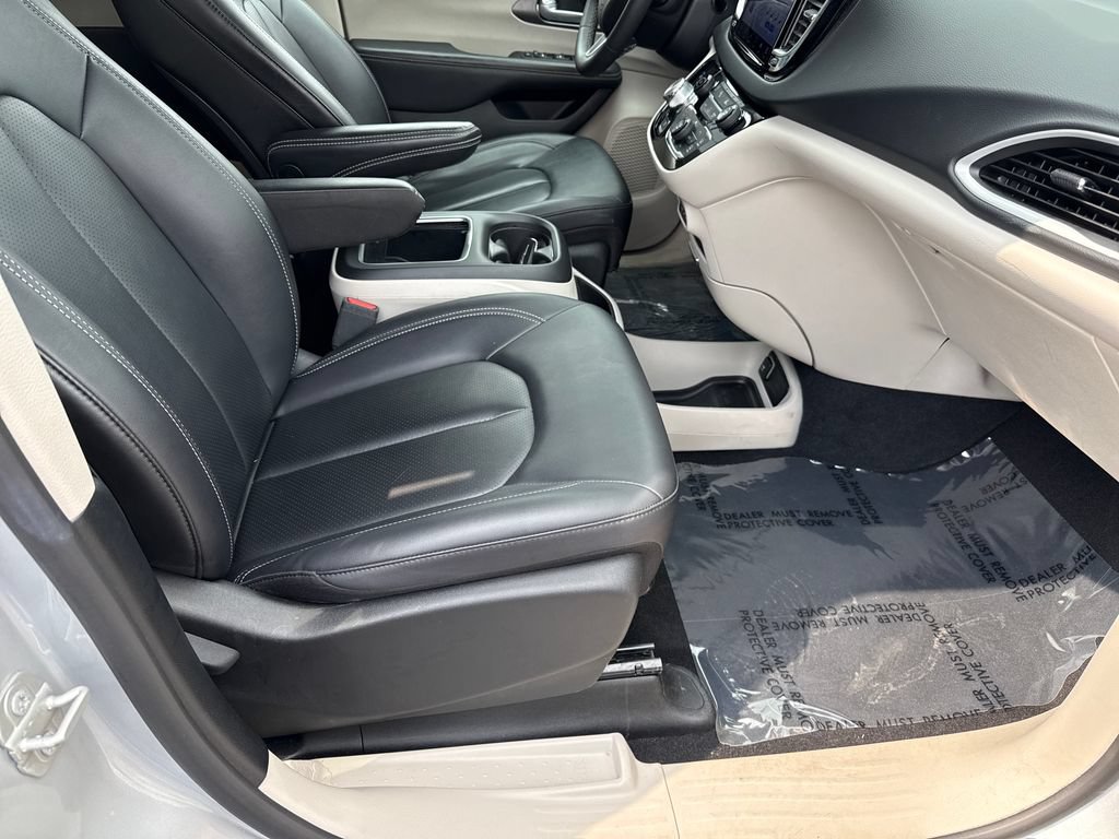 Used 2024 Chrysler Pacifica Touring-L FWD image 23