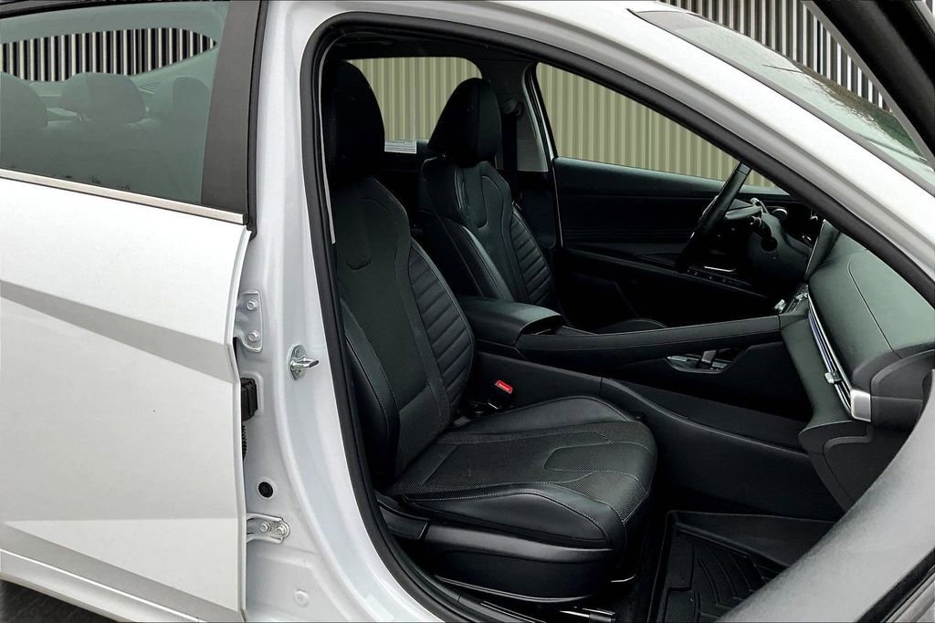 Used 2021 Hyundai Elantra Limited image 8