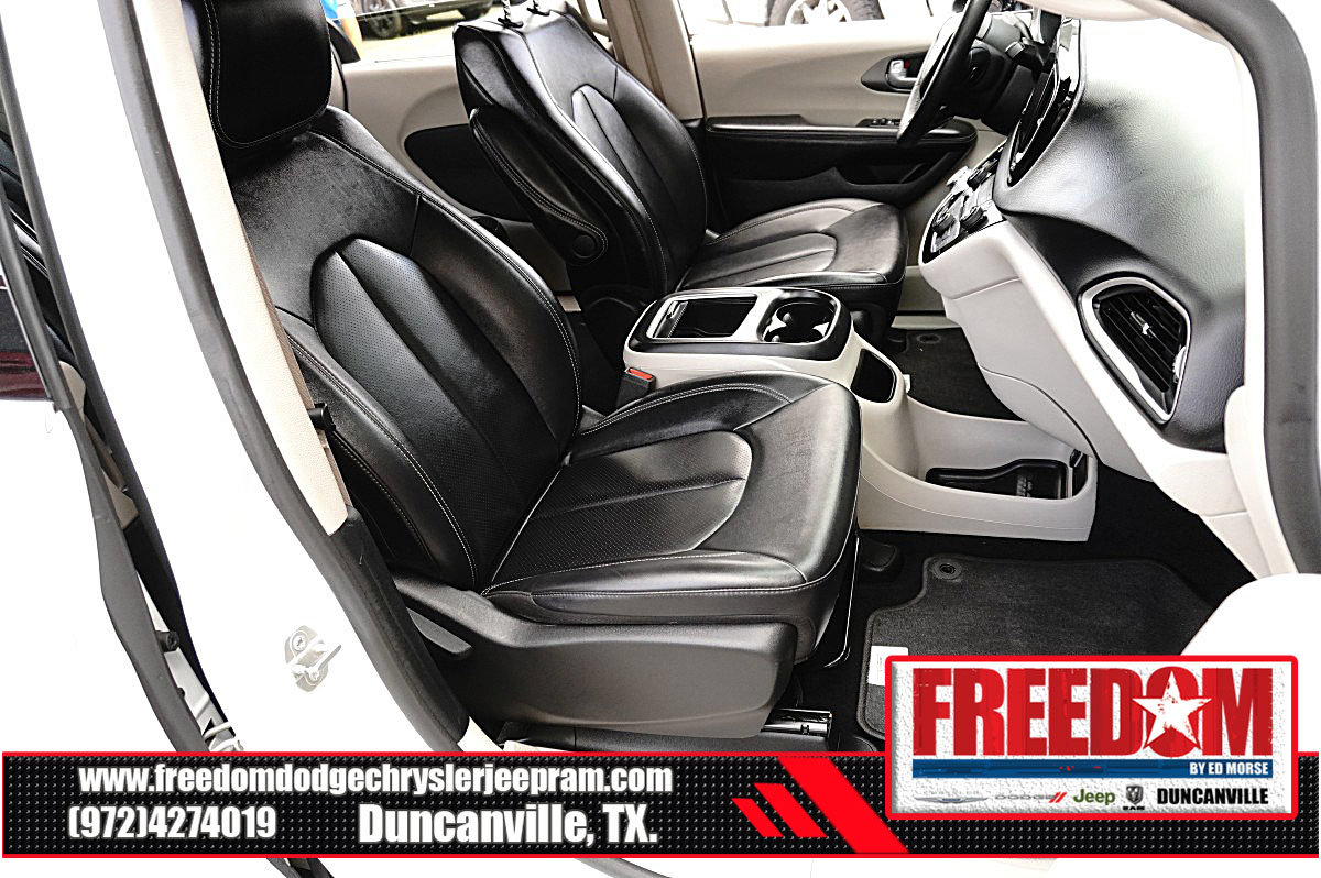 Used 2024 Chrysler Pacifica Touring-L FWD image 16