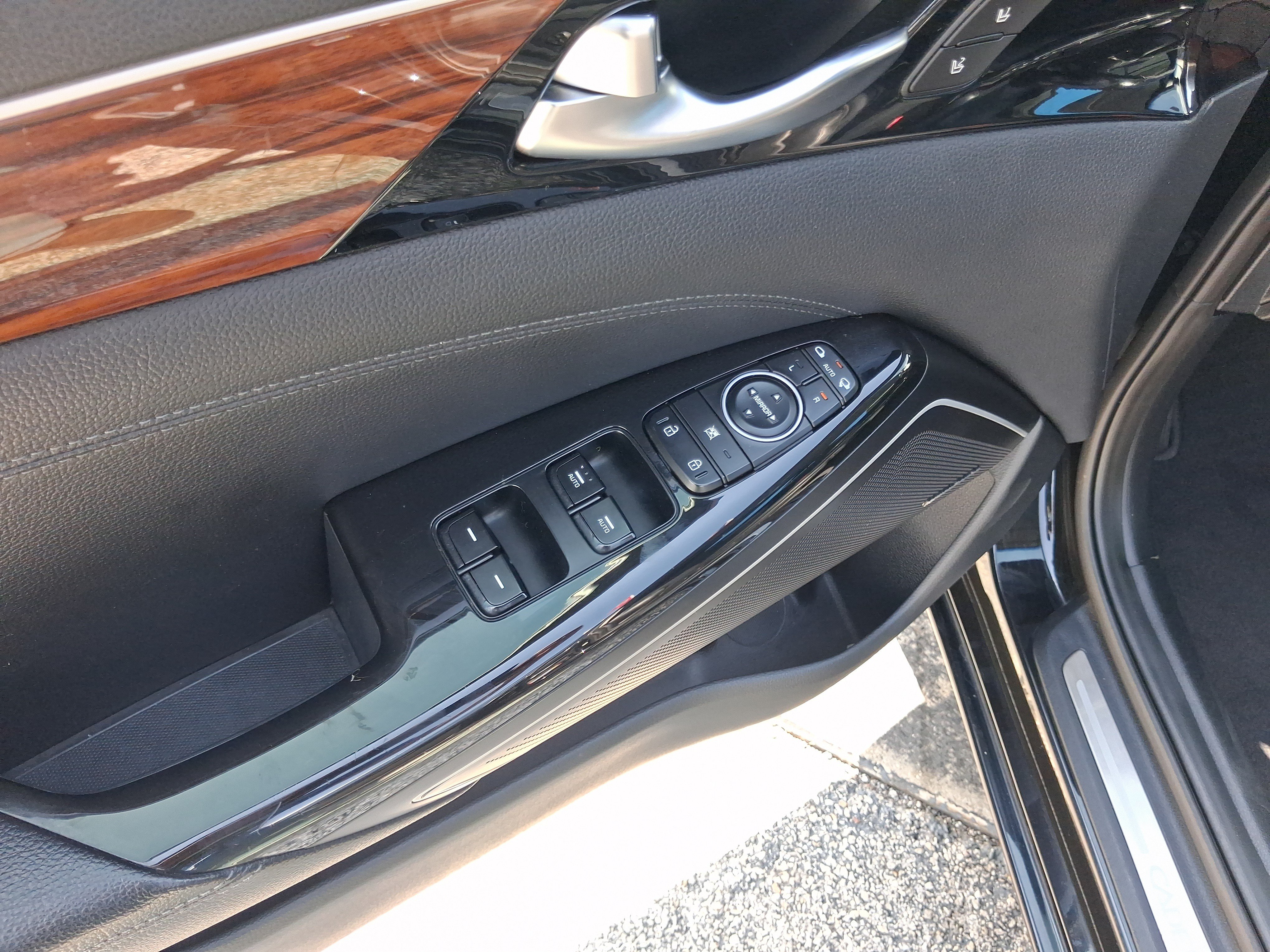 Used 2017 Kia Cadenza Technology FWD image 13