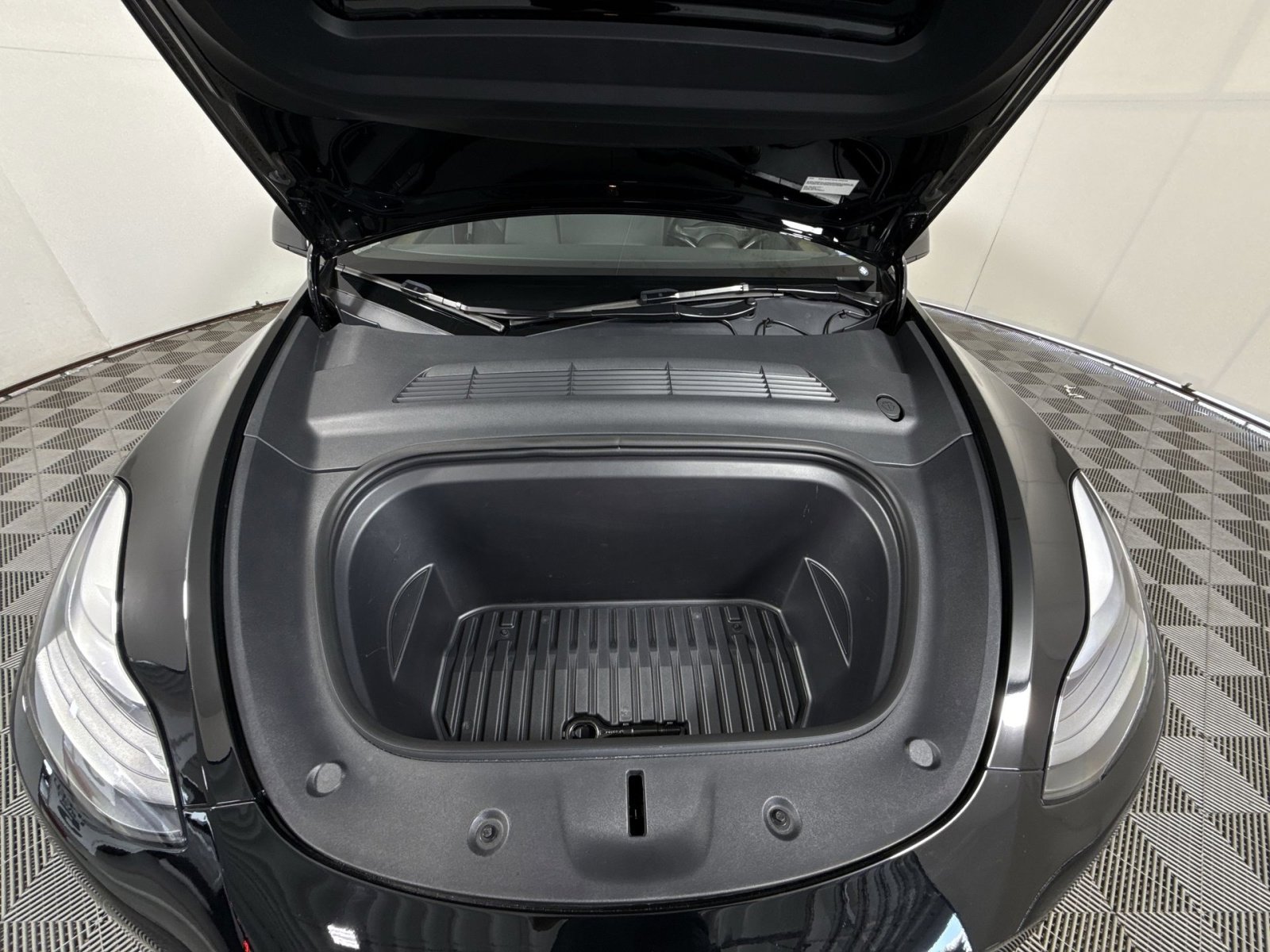 Used 2024 Tesla Model Y Long Range image 28