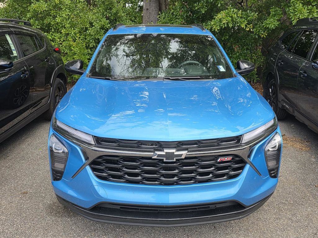 Used 2025 Chevrolet Trax RS w/ Sunroof Package image 2