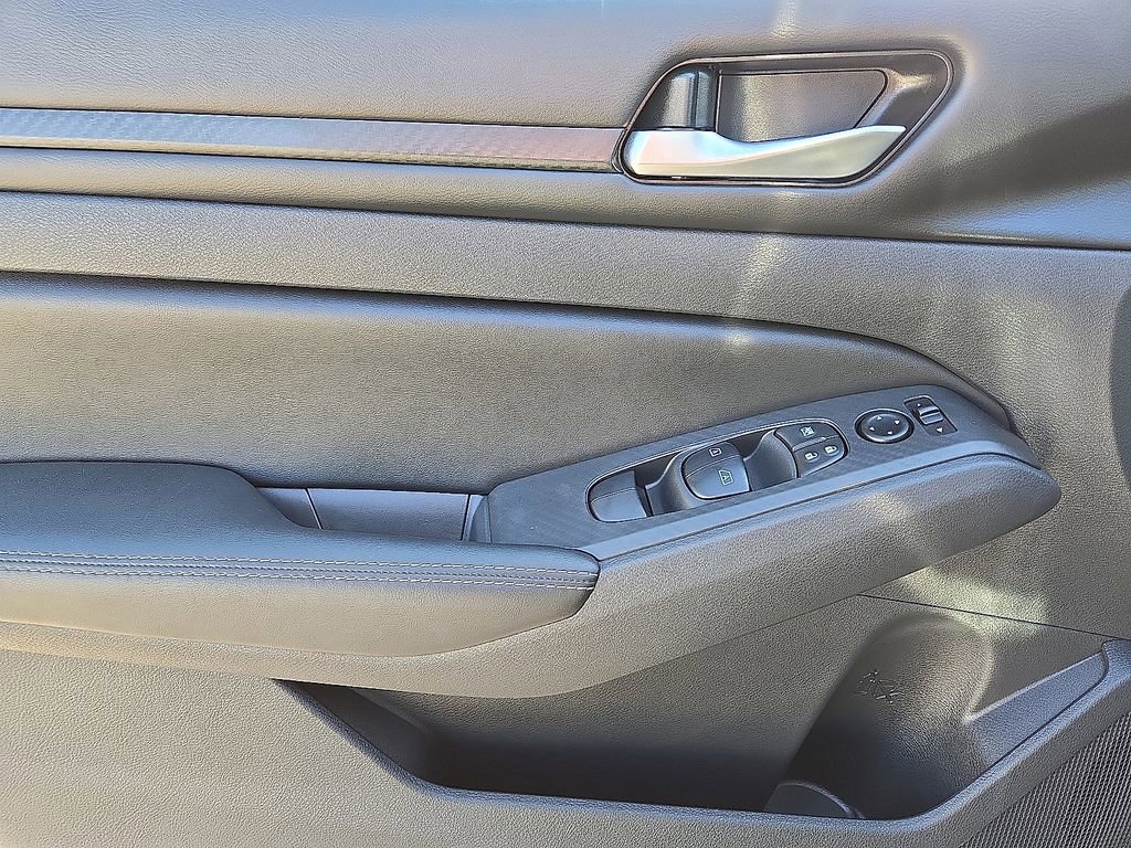 Used 2025 Nissan Altima 2.5 SV image 21
