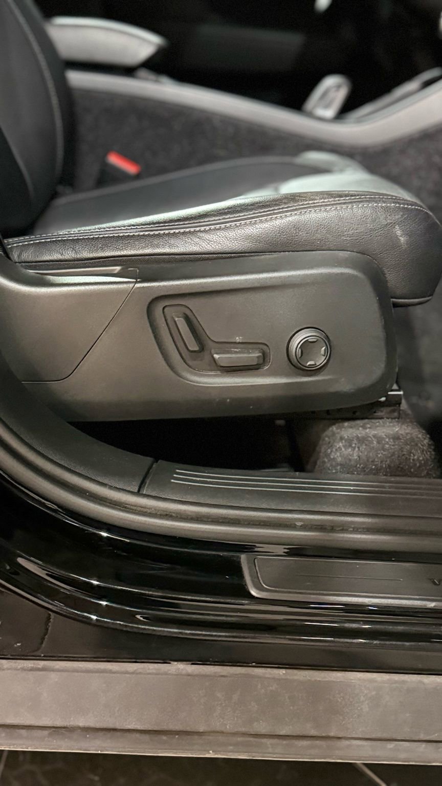 Used 2020 Volvo XC40 T5 Momentum image 44