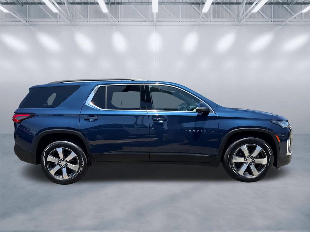 Used 2022 Chevrolet Traverse LT w/ LT Premium Package FWD image 3