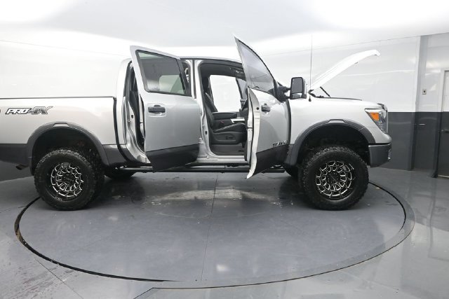 Used 2018 Nissan Titan PRO-4X w/ Pro-4x Convenience Package AWD/4WD image 46