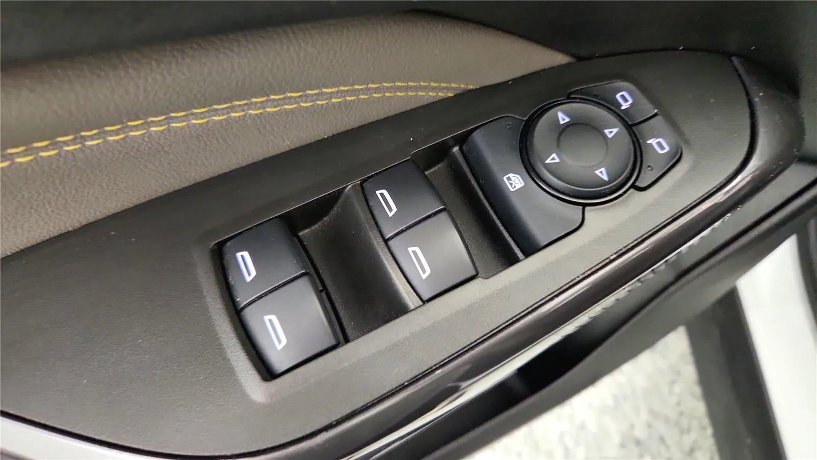 Used 2025 Chevrolet Trax ACTIV w/ Sunroof Package image 32