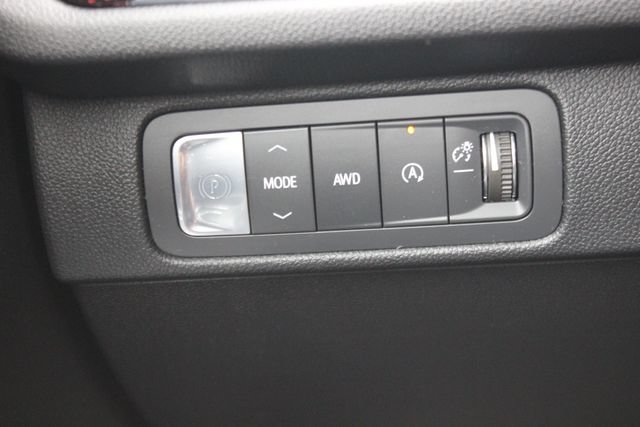 Used 2025 Chevrolet Traverse RS AWD/4WD image 16