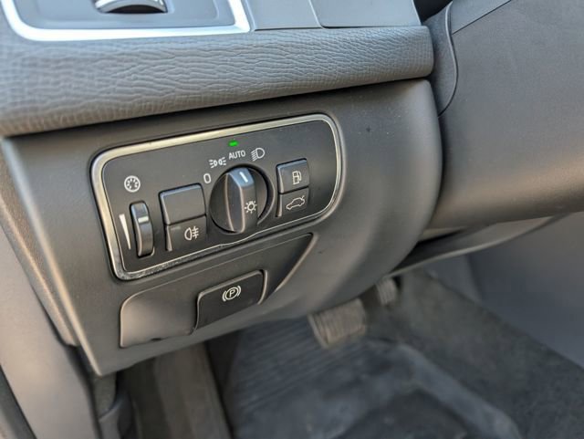 Used 2017 Volvo XC60 T6 Dynamic w/ Climate Package image 17