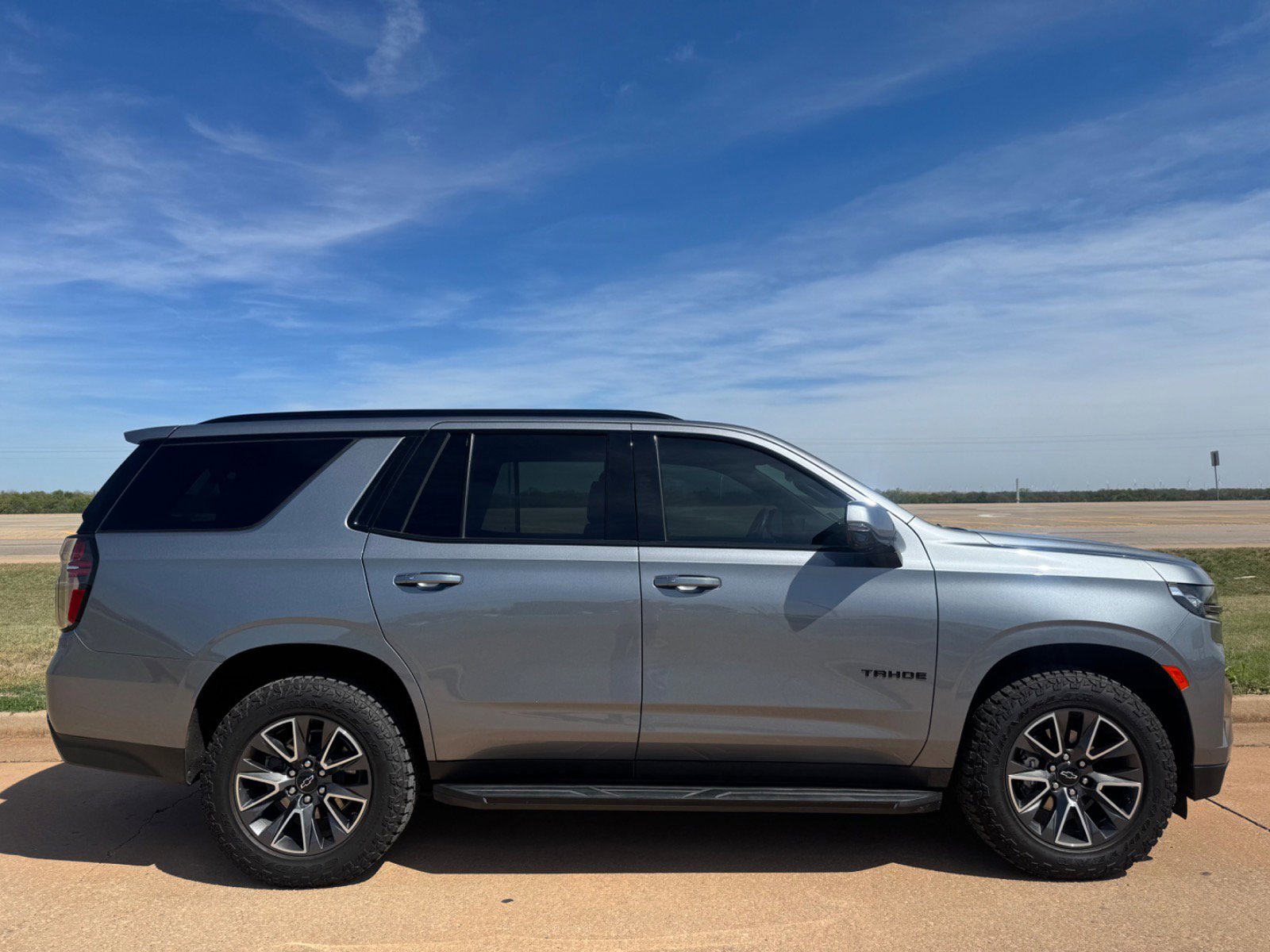 Used 2022 Chevrolet Tahoe RST w/ Luxury Package AWD/4WD image 2