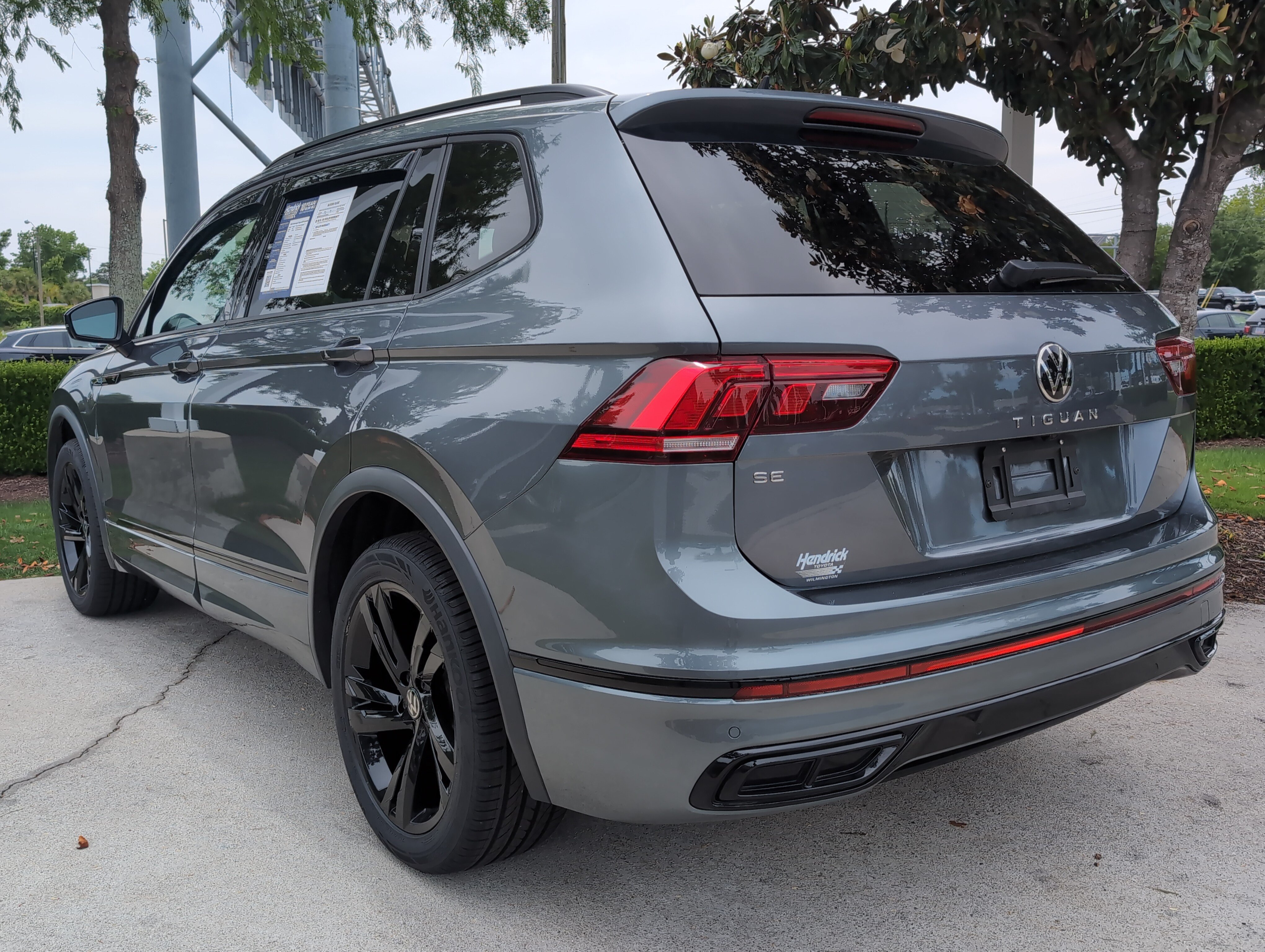 Used 2024 Volkswagen Tiguan SE R-Line FWD image 8