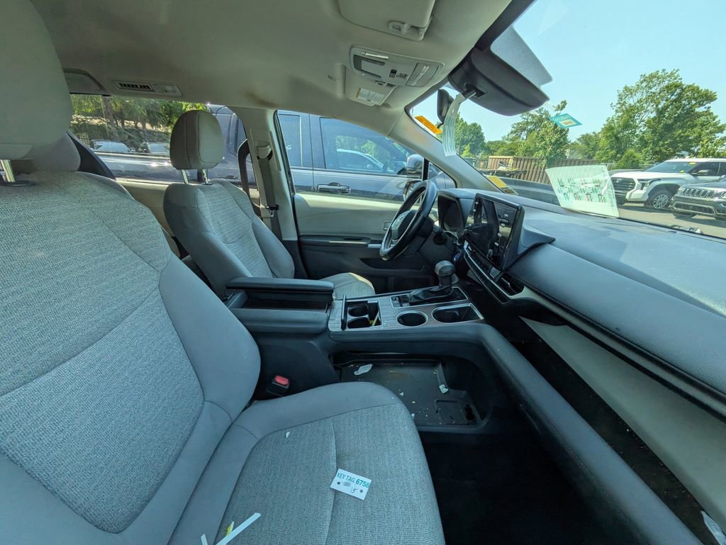 Used 2021 Toyota Sienna LE FWD image 10
