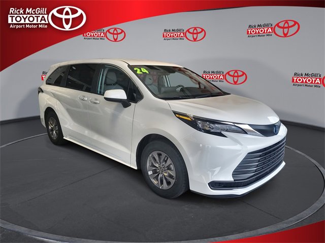 Used 2024 Toyota Sienna LE image 1