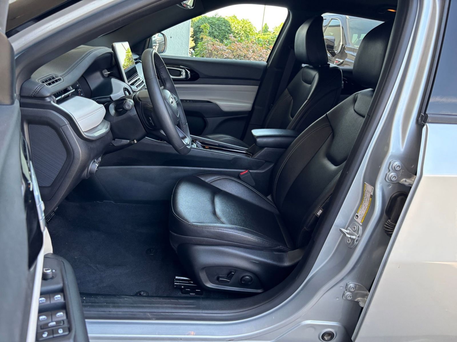 Used 2025 Jeep Compass Limited AWD/4WD image 37