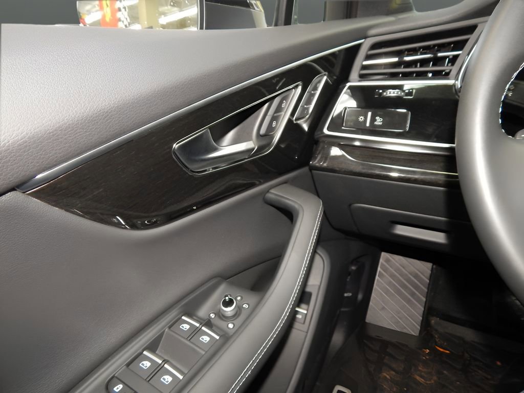 Used 2025 Audi Q7 3.0T Premium Plus image 34