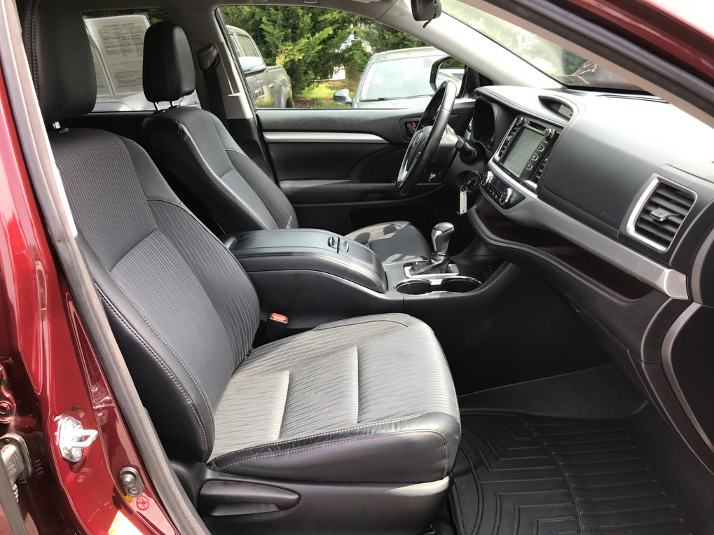 Used 2017 Toyota Highlander Plus w/ Carpet Mat Package AWD/4WD image 31
