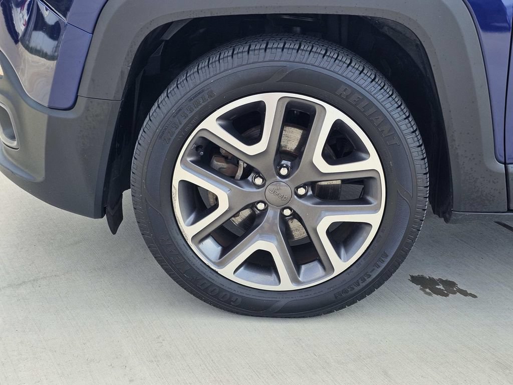 Used 2017 Jeep Renegade Latitude FWD image 7