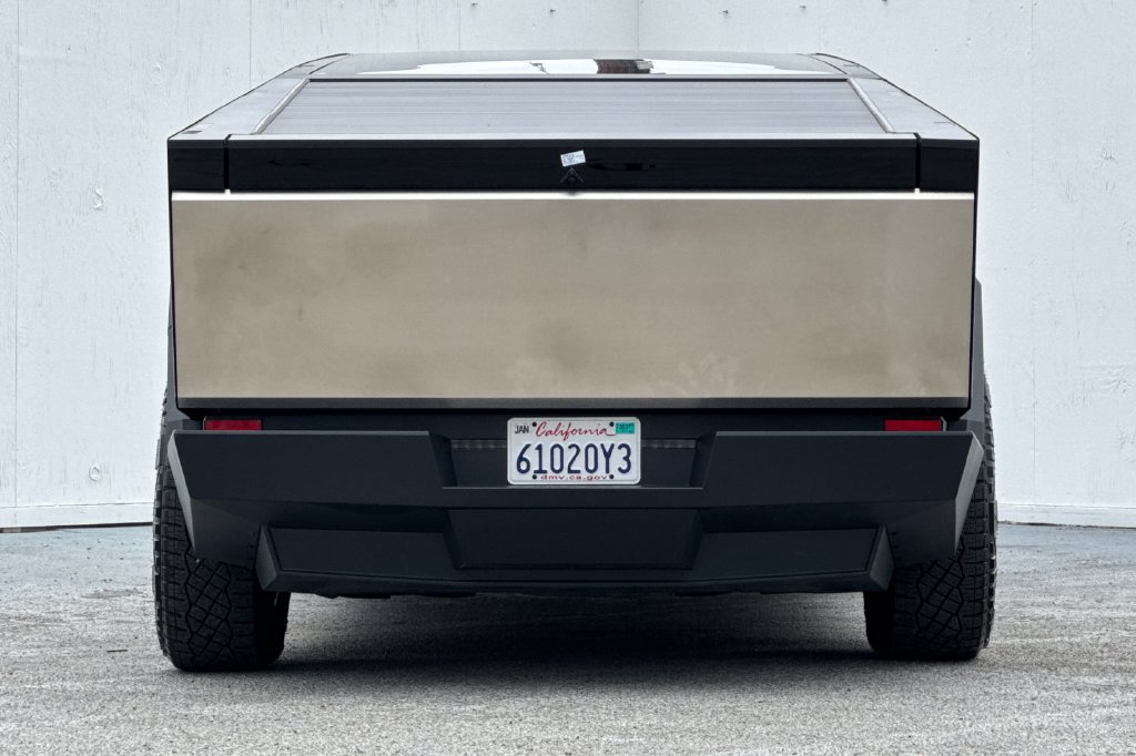 Used 2024 Tesla Cybertruck AWD Crew Cab image 4